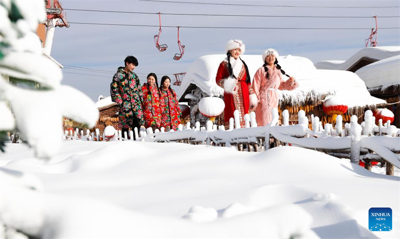 Destinos turísticos na China atraem visitantes com atividades de gelo e neve