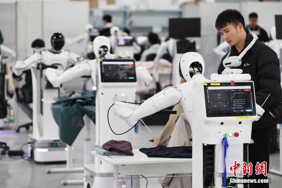Primeira fábrica de robôs humanoides em Shanghai inicia produção em massa