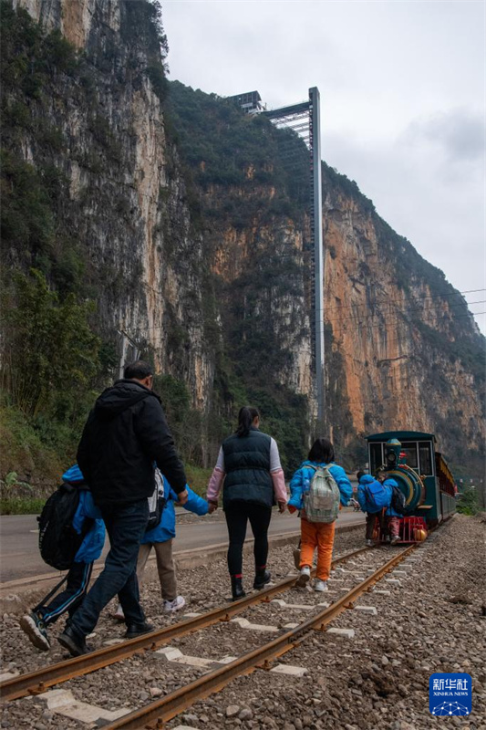 Yunnan: alunos da região montanhosa vão à escola de teleféricos