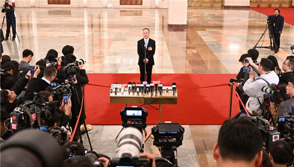 China facilitará financiamento de empresas privadas: oficialA China intensificará os esforços para facilitar o financiamento de empresas privadas e micro e pequenas empresas, disse Li Yunze, chefe da Administração Nacional de Regulamentação Financeira, na quarta-feira.A China aumentará o fornecimento de crédito para empresas privadas e reduzirá os custos gerais de financiamento para oferecer mais benefícios às empresas, disse Li à margem da sessão em andamento da legislatura nacional.
