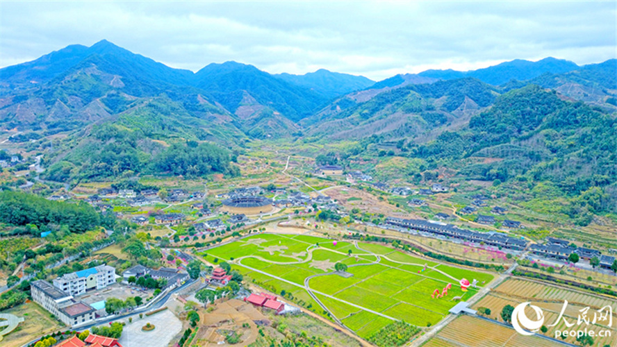 Fujian: chegada da primavera atrai visitantes à área turística de Hua'an