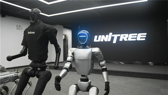 China aposta na produção de robôs humanoides em meio ao boom da indústriaO mundo da robótica pode ter acabado de encontrar um novo mestre em artes marciais. Em um vídeo viral divulgado pela Unitree Robotics, o robô humanoide Unitree G1 executa uma série fluida de movimentos de kung fu, dando socos e até mesmo acertando um chute giratório de 720 graus -- uma conquista que a empresa sediada em Hangzhou saudou como "sem precedentes" em suas redes sociais.