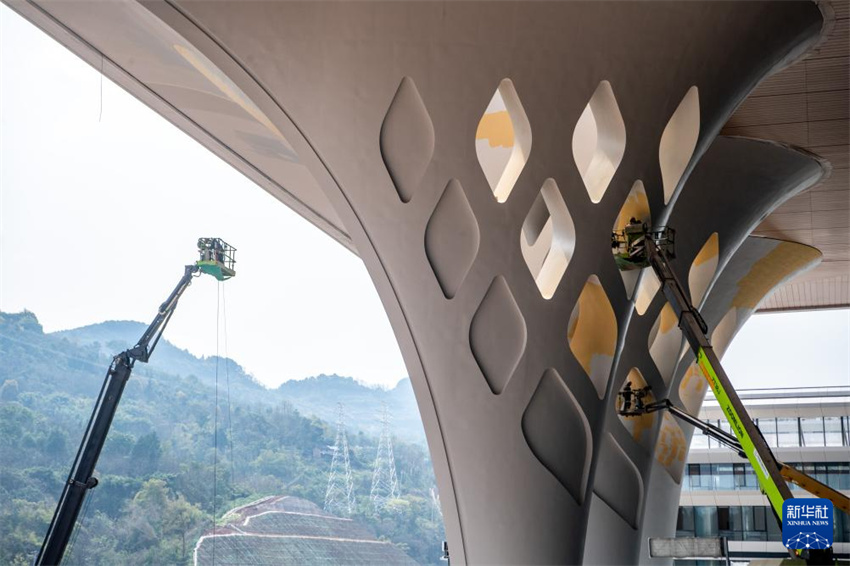 Construção do edifício da Estação Ferroviária Leste de Chongqing é concluída