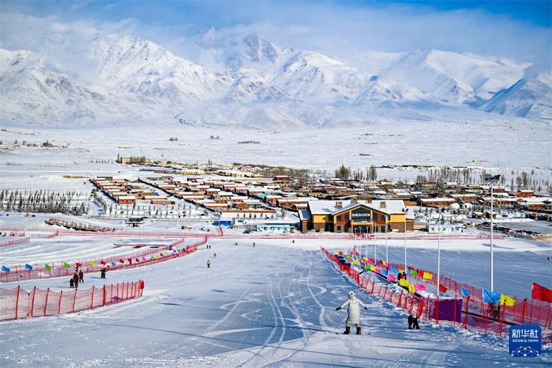 Esportes de neve tornam-se novo cartão-postal do turismo cultural em Xinjiang