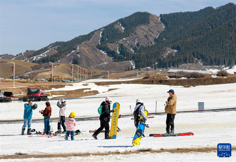 Esportes de neve tornam-se novo cartão-postal do turismo cultural em Xinjiang