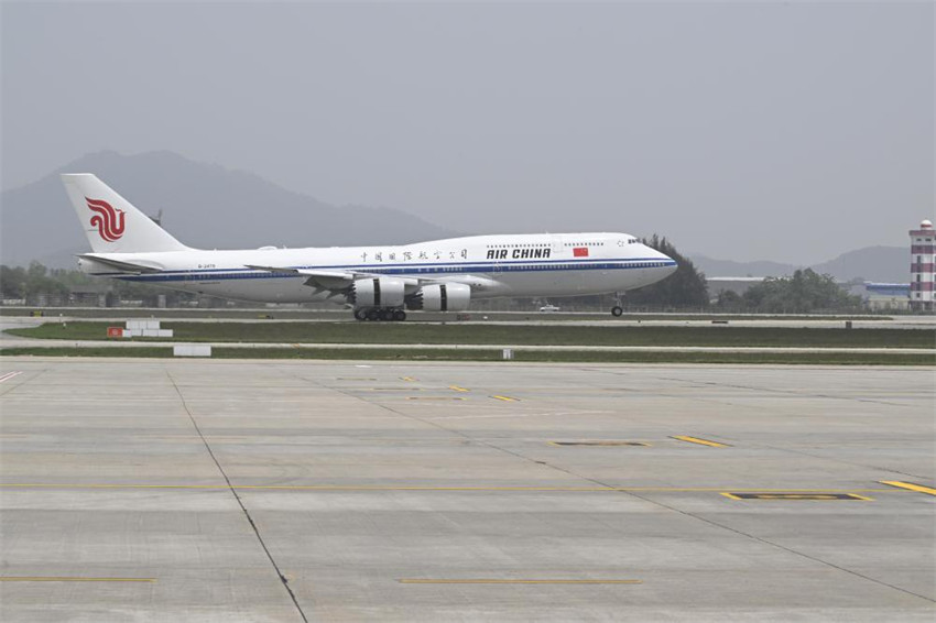 Xi Jinping chega a Hanói para iniciar uma visita de Estado ao Vietnã