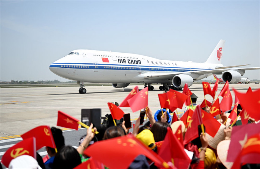Xi Jinping chega a Hanói para iniciar uma visita de Estado ao Vietnã