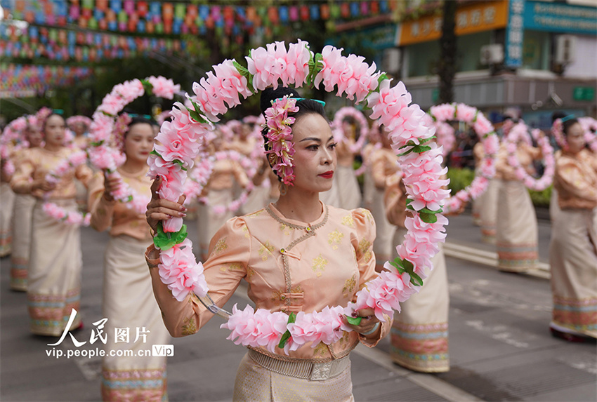 Yunnan: Festival de Aspersão de Água celebrado em Jinghong