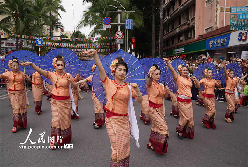 Yunnan: Festival de Aspersão de Água celebrado em Jinghong