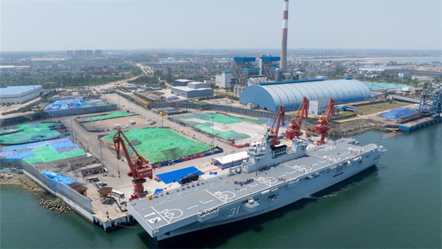 Navio de assalto anfíbio "Hainan" exibido em Hainan para celebrar o 76º aniversário da Marinha do ELP
