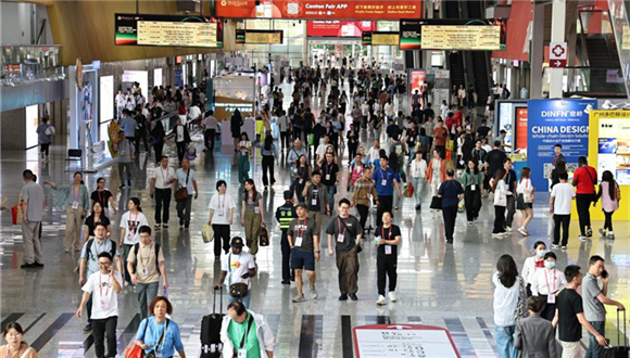 Resiliência econômica da China vista por três ângulos da Feira de CantãoA 137ª Feira de Importação e Exportação da China, também conhecida como Feira de Cantão, foi encerrada em Guangzhou, Guangdong, na segunda-feira (5). Como "barômetro" e "cata-vento" do comércio exterior na China, a Feira de Cantão se tornou uma vitrine para mostrar a resiliência do comércio exterior do país asiático.