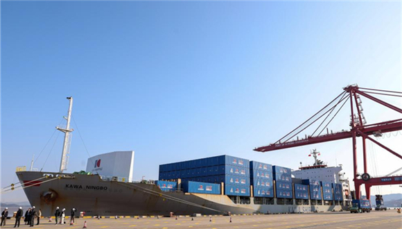 Cooperação econômica e comercial entre a China e a Europa injeta mais estabilidade na economia globalUm navio de carga carregado com mais de 1.700 contêineres TEUs de baterias de lítio e produtos de e-commerce partiu do porto de Ningbo, no leste da China, em 30 de dezembro de 2024, com destino a Wilhelmshaven, na Alemanha, marcando a inauguração de uma rota de transporte "expresso China-Europa".