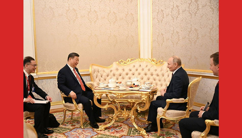 Xi Jinping pede à China e à Rússia que mantenham determinação e coordenação estratégicasO presidente chinês, Xi Jinping, disse na quinta-feira que a China e a Rússia devem manter a determinação e a coordenação estratégicas, já que o mundo está entrando em um novo período de turbulência e transformação.Xi fez as observações durante uma conversa durante um chá com o presidente russo, Vladimir Putin, no escritório do presidente do Kremlin em Moscou.