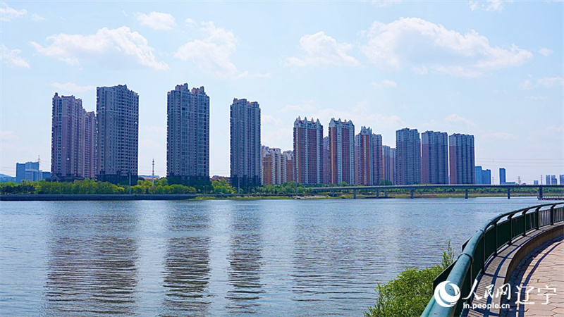 Águas cristalinas num corredor verde transformm Jinzhou num paraíso