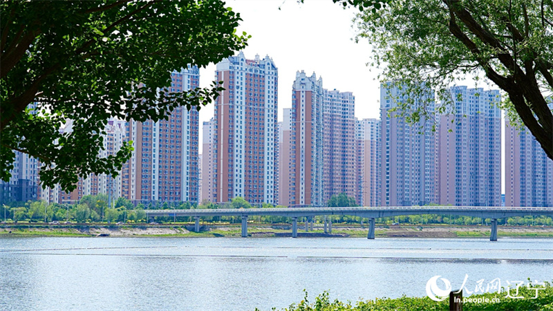 Águas cristalinas num corredor verde transformm Jinzhou num paraíso