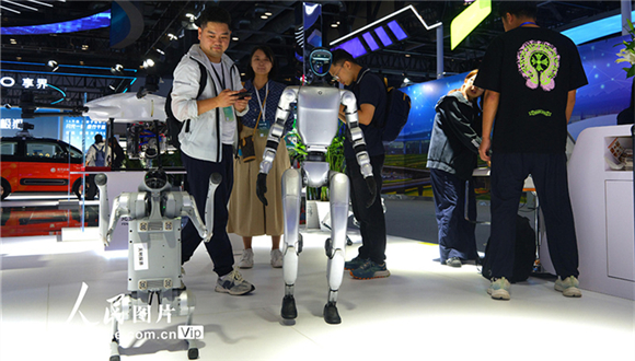 Economia digital é chave para um crescimento de alta qualidade na ChinaO foco acentuado da China no desenvolvimento da economia digital e no reforço da aplicação de inteligência artificial (IA) em rápida evolução em vários setores impulsionará a transformação e a atualização industriais, e injetará novo impulso no desenvolvimento de alta qualidade do país, de acordo com o jornal China Daily citando autoridades, especialistas e líderes empresariais.