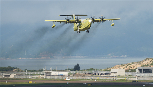 Primeira aeronave AG600 "Kunlong" produzida em série conclui voo de teste de produçãoA primeira aeronave AG600 "Kunlong" produzida em série concluiu com sucesso seu voo de teste de produção em Zhuhai, província de Guangdong, no sul da China, no domingo (18), noticiou a Xinhua.O desenvolvimento demonstra que a produção da aeronave atendeu aos requisitos de design para o modelo, atingiu uma condição segura e utilizável e atendeu às condições para sair da fábrica. Também representa um marco importante para a aeronave AG600 obter um certificado de produção (CP), atendendo aos requisitos de configuração do CP em formato físico, de acordo com a reportagem, citando um especialista da Corporação da Indústria de Aviação da China (AVIC, na sigla em inglês).