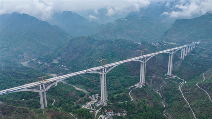 Guizhou: Grande Ponte de Liuzhi na rodovia Nayong-Qinglong é acoplada