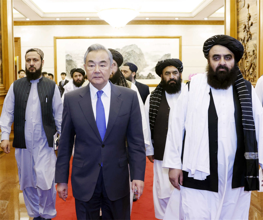 Chanceler chinês reúne-se com chanceler afegão interino em Beijing
