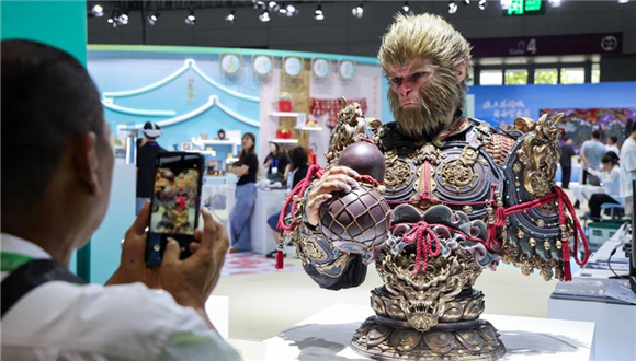 Feira Internacional das Indústrias Culturais da China encerra com mais de 2,2 milhões de visitantesA 21ª Feira Internacional das Indústrias Culturais da China (Shenzhen) encerrou na segunda-feira (26) com um total de visitantes superior a 2,2 milhões em cinco dias — um forte testemunho de seu papel como uma importante plataforma para o intercâmbio e a cooperação cultural global.A feira em Shenzhen, província de Guangdong, sul da China, apresentou mais de 120.000 produtos culturais e mais de 4.000 projetos de investimento e financiamento. Um total de 6.280 delegações governamentais, instituições culturais e empresas participaram do evento, de acordo com o comitê organizador.