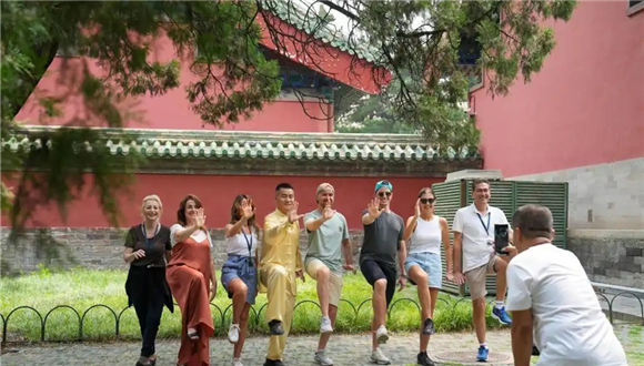 Latino-americanos elogiam política de isenção de vistos da ChinaEm maio deste ano, a China anunciou a expansão do escopo de países isentos de vistos. De 1º de junho de 2025 a 31 de maio de 2026, uma política de isenção de vistos será implementada para portadores de passaportes comuns no Brasil, Argentina, Chile, Peru e Uruguai. Essa política marca a primeira vez que o "círculo de amigos" unilateral de isenção de vistos da China se expande para países da América Latina e do Caribe, atraindo ampla atenção de muitos países latino-americanos.