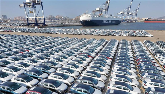Comércio exterior da China mantém resiliência apesar de contrariedadesO comércio exterior da China demonstrou resiliência nos primeiros cinco meses de 2025, com o valor total do comércio aumentando 2,5% em relação ao ano anterior, impulsionado pelos esforços do país para otimizar sua estrutura comercial e estabilizar o crescimento.A taxa de crescimento registrou um aumento de 0,1 ponto percentual em comparação com a obtida nos primeiros quatro meses de 2025. O valor total das importações e exportações de mercadorias foi de 17,94 trilhões de yuans (cerca de US$ 2,5 trilhões) no período de janeiro a maio, de acordo com dados da Administração Geral das Alfândegas (GAC), divulgados na segunda-feira.