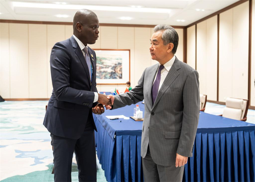 Ministros das Relações Exteriores da China e da África prometem laços mais fortes
