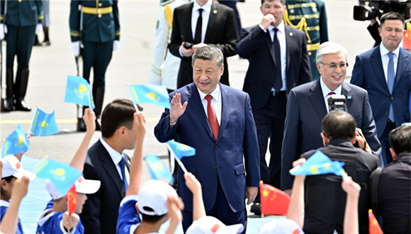 Xi Jinping chega a Astana para Cúpula China-Ásia CentralO presidente chinês, Xi Jinping, chegou na cidade na segunda-feira para participar da segunda Cúpula China-Ásia Central.Xi foi recebido pelo presidente do Cazaquistão, Kassym-Jomart Tokayev, e outros altos funcionários no aeroporto.