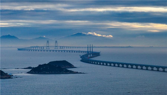 Postos fronteiriços de Zhuhai que levam a Macau e Hong Kong registram 100 milhões de viagensAté domingo, um total de 100 milhões de viagens de passageiros de entrada e saída foram registradas em 2025 através dos postos de controle fronteiriço de Zhuhai que conectam a cidade com Macau e Hong Kong, o que ocorreu 22 dias antes do ano passado, segundo dados oficiais.Tais postos de Zhuhai, uma cidade na Província de Guangdong, incluem os portos de Gongbei, Hengqin, Qingmao e a Ponte Hong Kong-Zhuhai-Macau.