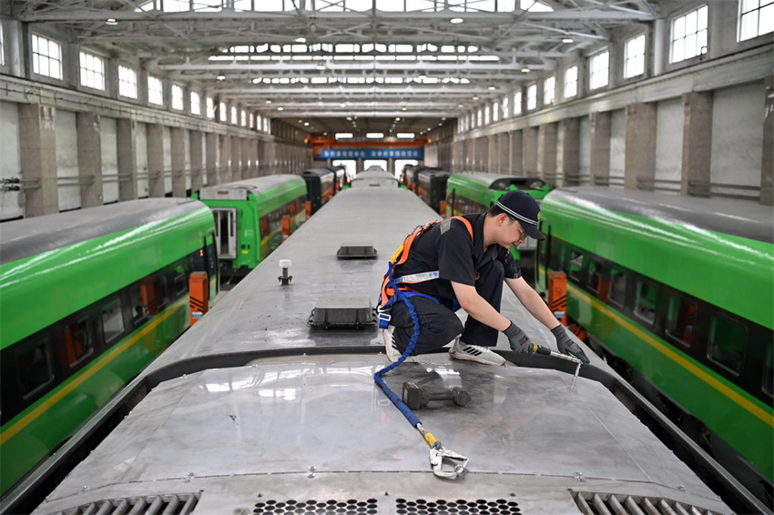 Trens recebem manutenção para garantir viagens seguras de verão em Shanxi, norte da China
