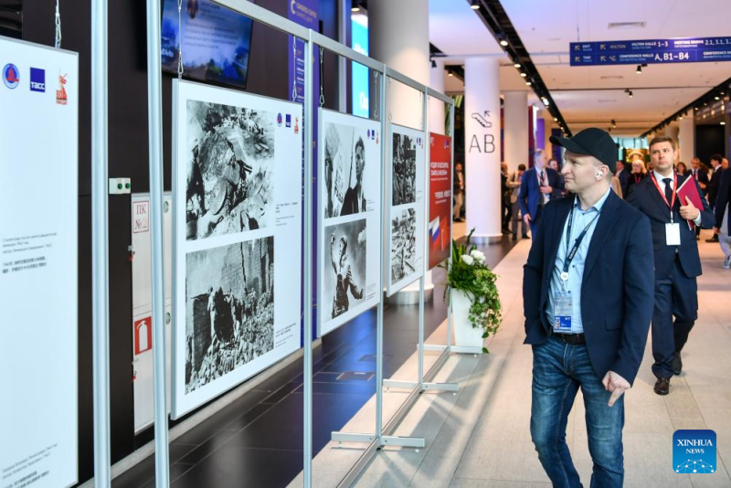 Exposição de fotos é inaugurada na Rússia para comemorar a vitória na Guerra Mundial Antifascista