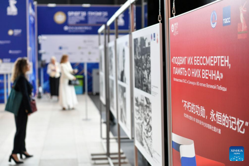 Exposição de fotos é inaugurada na Rússia para comemorar a vitória na Guerra Mundial Antifascista