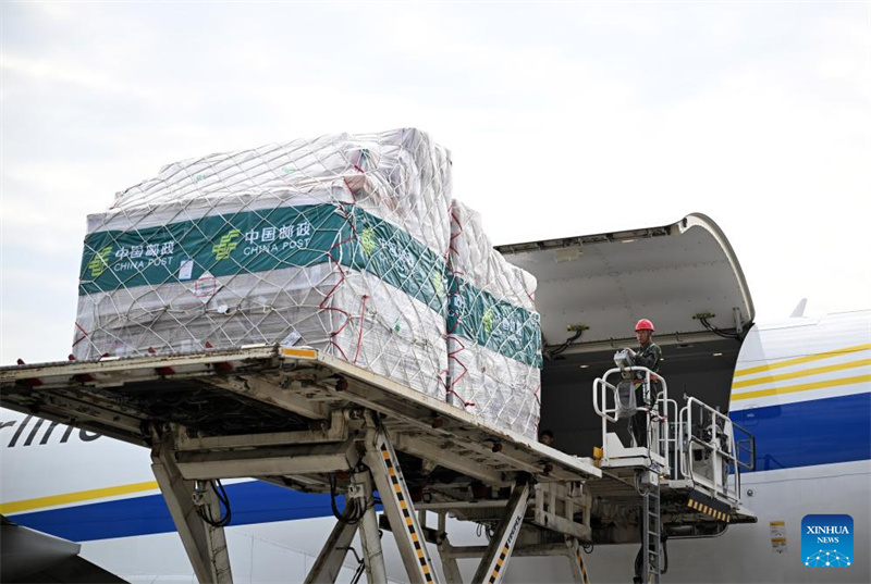 China Post lança rota de carga Zhengzhou-Luxemburgo
