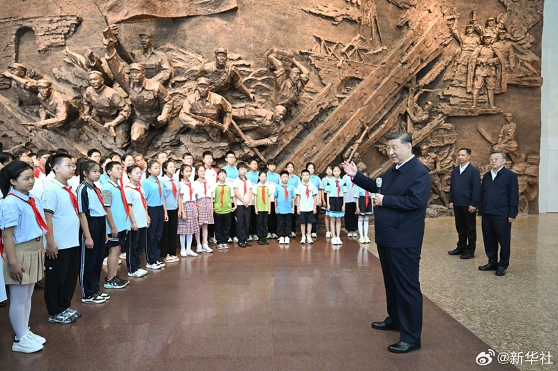 Xi Jinping presta homenagem a mártires da guerra de resistência contra agressão japonesa