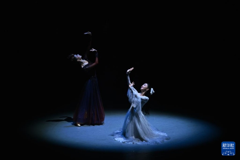 Festival internacional de dança começa em Xinjiang, na China, com 52 apresentações