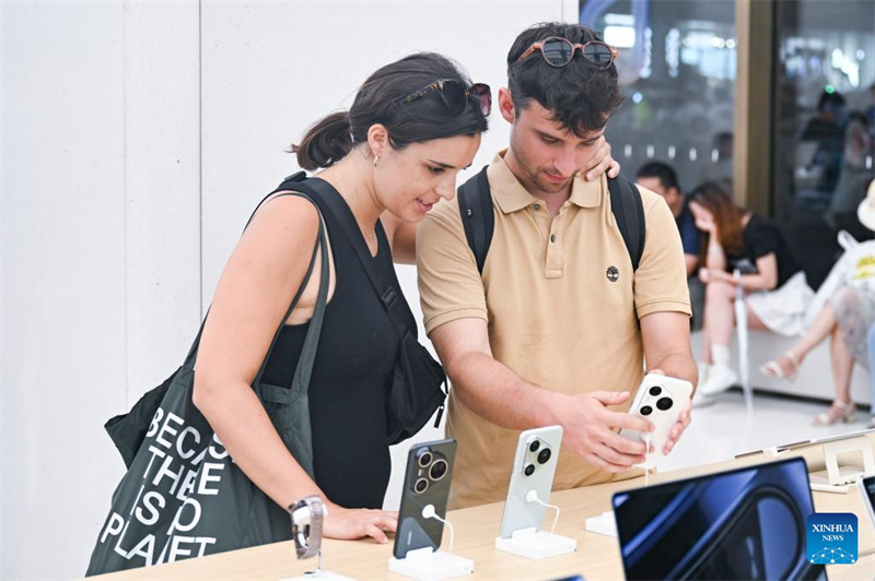 Turistas estrangeiros aderem à febre das compras em Shanghai