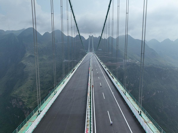 Ponte mais alta do mundo quase concluída em Guizhou