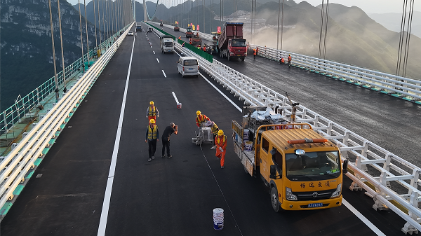 Ponte mais alta do mundo quase concluída em Guizhou