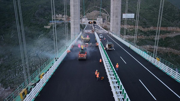 Ponte mais alta do mundo quase concluída em Guizhou