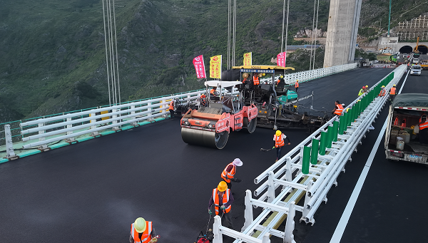 Ponte mais alta do mundo quase concluída em Guizhou