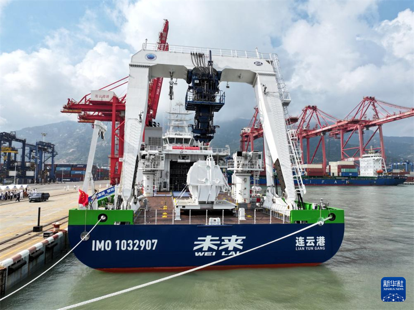 Primeiro navio experimental de tecnologia inteligente verde de águas profundas da China fica ancorado num porto de Jiangsu