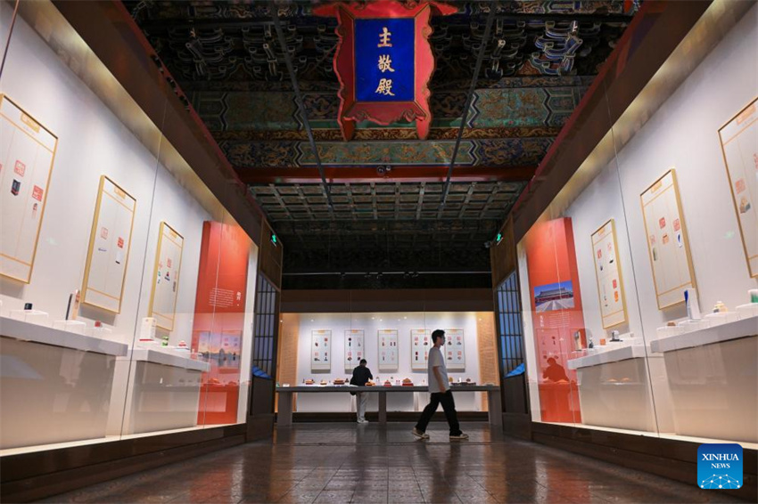 Exposição de arte de entalhe de sinetes para o eixo central de Beijing inaugurada na Cidade Proibida