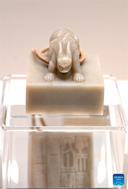 Exposição de arte de entalhe de sinetes para o eixo central de Beijing inaugurada na Cidade Proibida