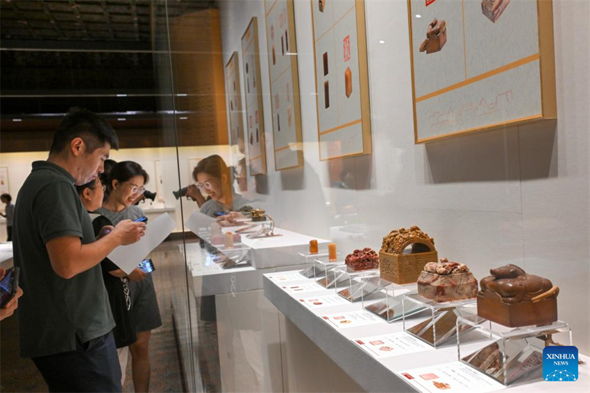 Exposição de arte de entalhe de sinetes para o eixo central de Beijing inaugurada na Cidade Proibida