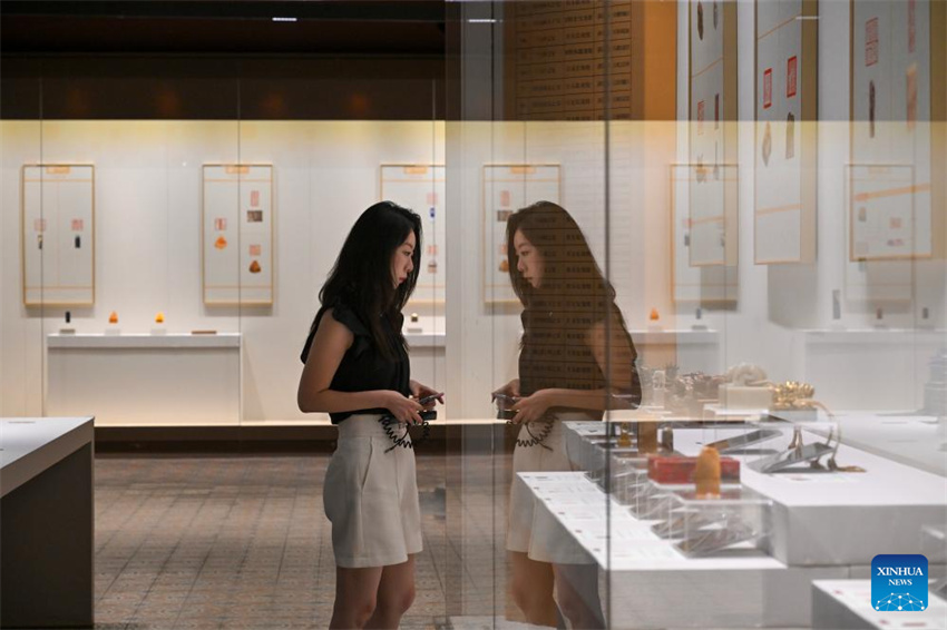 Exposição de arte de entalhe de sinetes para o eixo central de Beijing inaugurada na Cidade Proibida