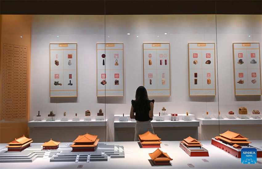 Exposição de arte de entalhe de sinetes para o eixo central de Beijing inaugurada na Cidade Proibida