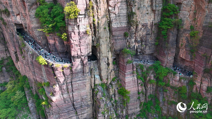 China em movimento: estrada esculpida em penhasco vira símbolo de superação e progresso