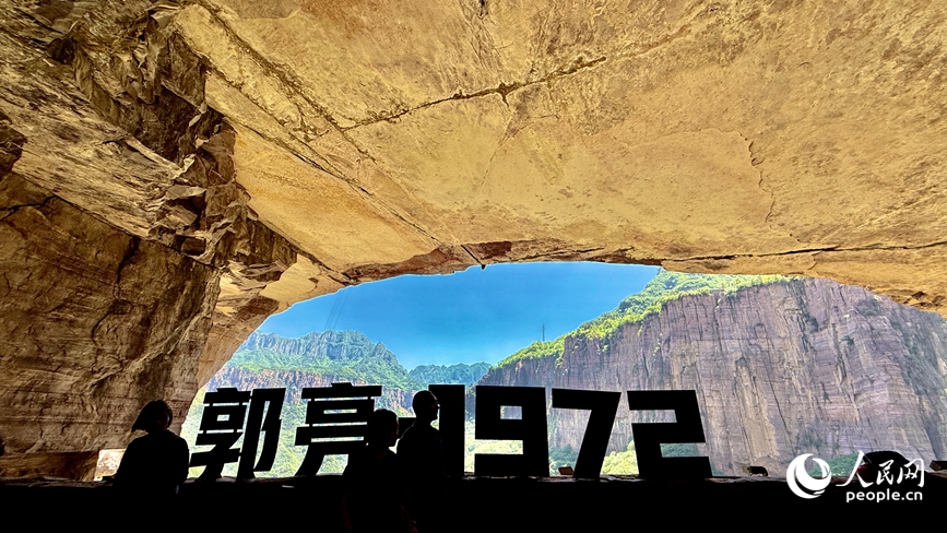 China em movimento: estrada esculpida em penhasco vira símbolo de superação e progresso