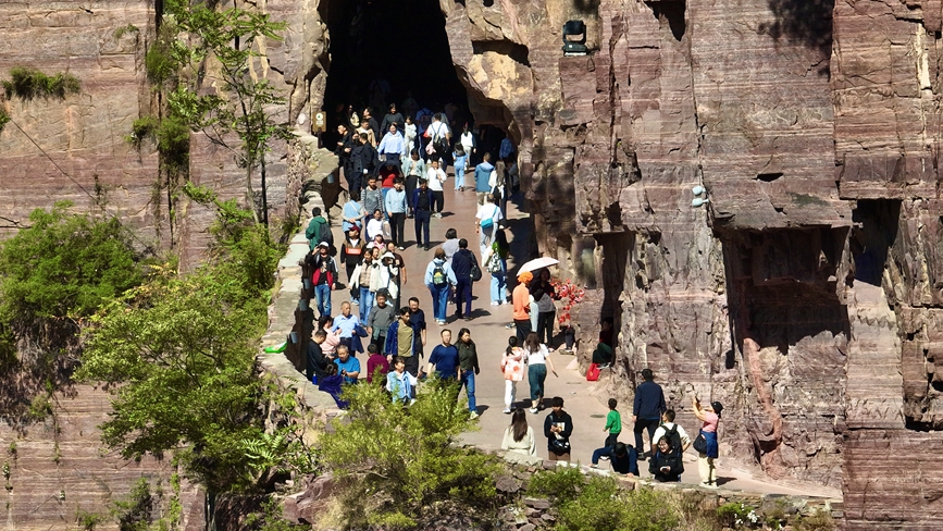 China em movimento: estrada esculpida em penhasco vira símbolo de superação e progresso