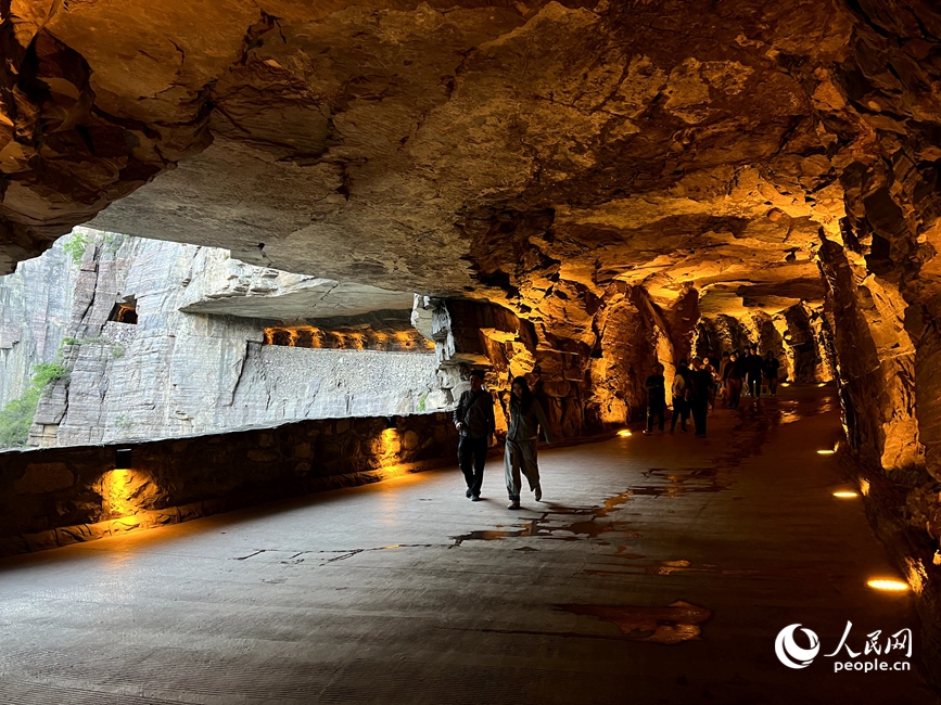 China em movimento: estrada esculpida em penhasco vira símbolo de superação e progresso